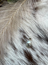 Load image into Gallery viewer, Round Freshwater Pearl Pendant - Grey