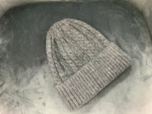 Load image into Gallery viewer, IVYS cable knit beanie