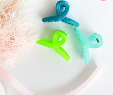 Load image into Gallery viewer, Ribbon shape Trio Small Claw Clips - Mint